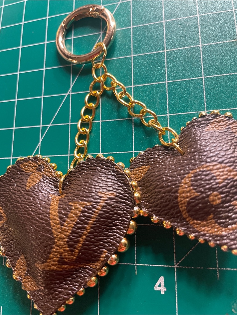 Double heart studded keychain - Picture 1 of 5